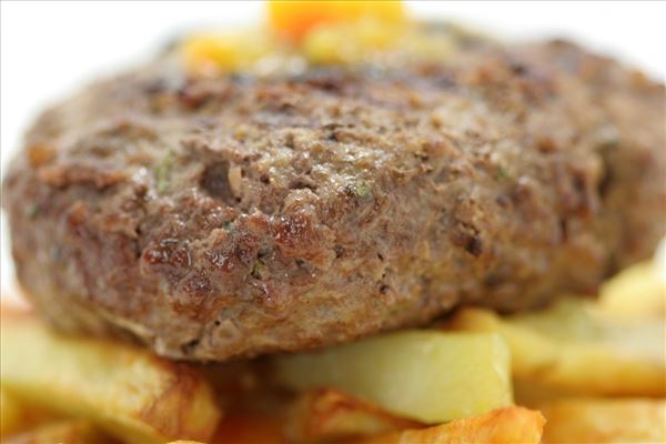 Hacksteaks mit Sauce und selbst gemachten Fritten