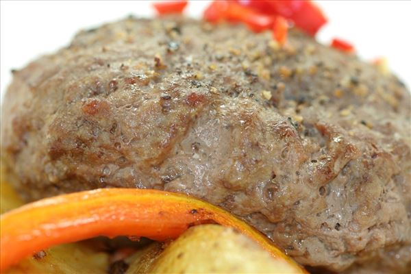 Ofen-Hacksteaks mit buttergebackenem Wurzelgemüse