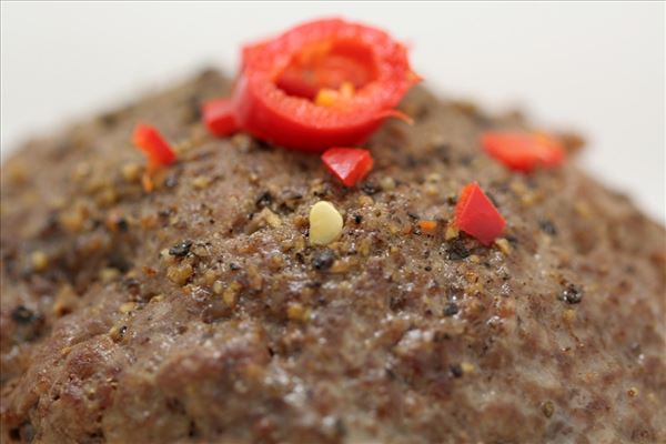 Ofen-Hacksteaks mit buttergebackenem Wurzelgemüse