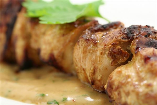 Gegrilltes Thai-Hähnchen Satay mit scharf-würziger Erdnuss-Sauce