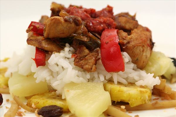 Indonesische Reistafel mit Schweinefleisch