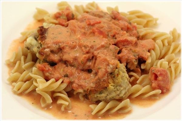 Pasta mit Tomaten-Sahne-Sauce und italienischen Fleischbällchen