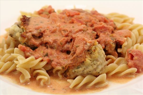 Pasta mit Tomaten-Sahne-Sauce und italienischen Fleischbällchen