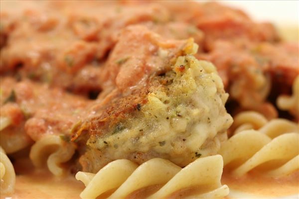Pasta mit Tomaten-Sahne-Sauce und italienischen Fleischbällchen