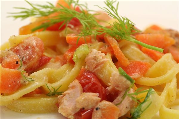 Frische Pasta mit Lachs und Dill