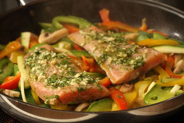 Lachs mit Zitrone, Knoblauch und frischer Pasta