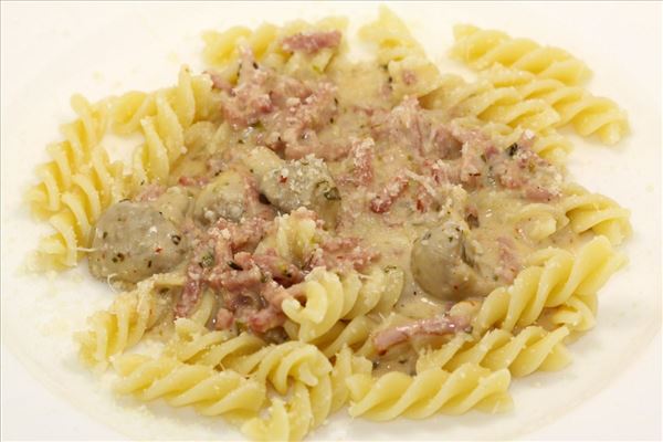 Pasta mit Schinken in Käsesauce