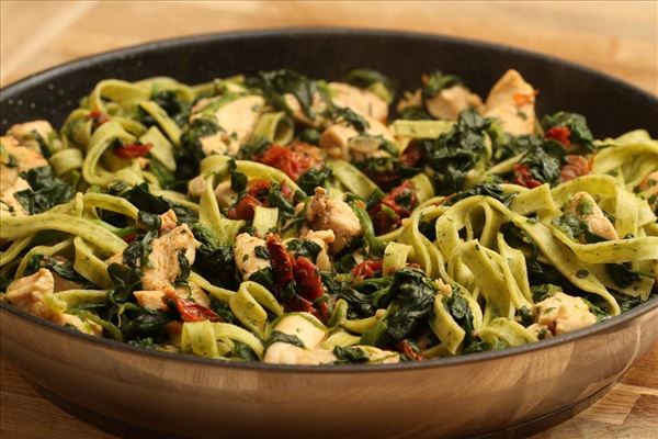 Frische Pasta mit Spinat und getrockneter Tomate