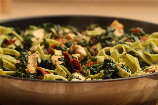 Frische Pasta mit Spinat und getrockneter Tomate