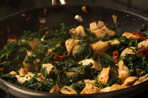 Frische Pasta mit Spinat und getrockneter Tomate