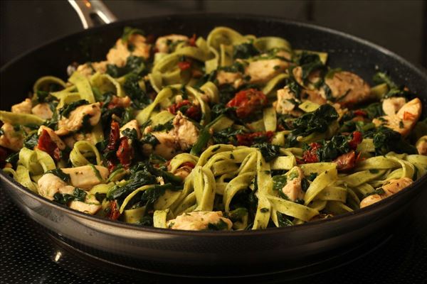 Frische Pasta mit Spinat und getrockneter Tomate