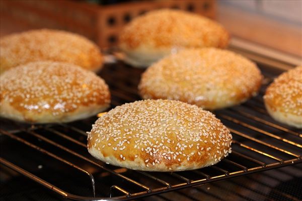 Selbst gebackene Burgerbrötchen