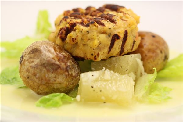 Fischfrikadellen und Salat mit Pomelo