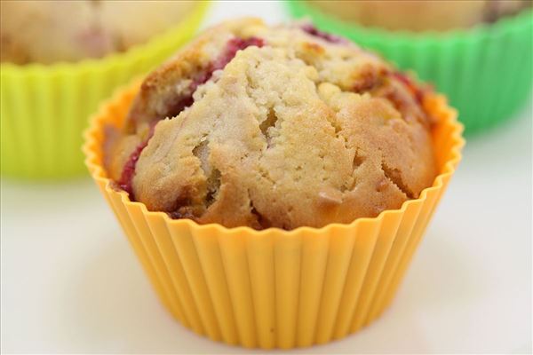 Muffins mit Himbeeren und weißer Schokolade