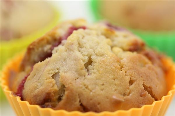 Muffins mit Himbeeren und weißer Schokolade