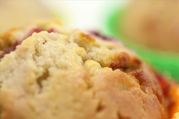 Muffins mit Himbeeren und weißer Schokolade