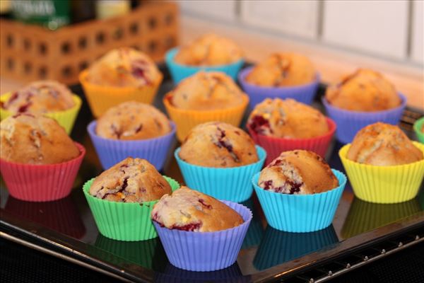 Muffins mit Himbeeren und weißer Schokolade