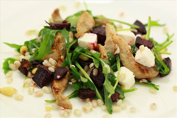 Rote-Bete-Salat mit Perlgerste und Hähnchen