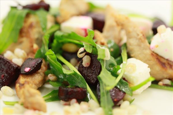 Rote-Bete-Salat mit Perlgerste und Hähnchen