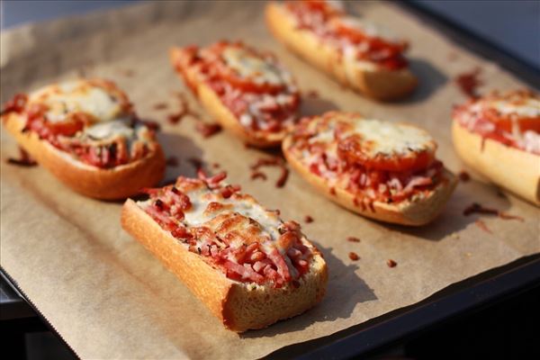 Minipizza auf Baguette fürs Pausenbrot