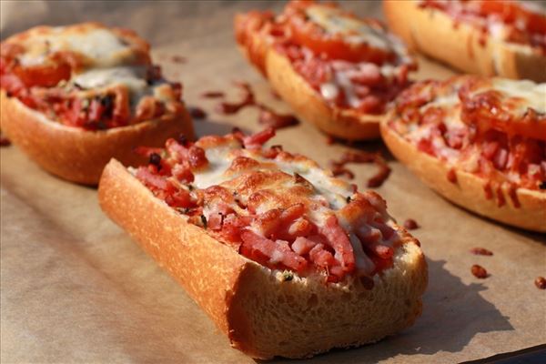 Minipizza auf Baguette fürs Pausenbrot