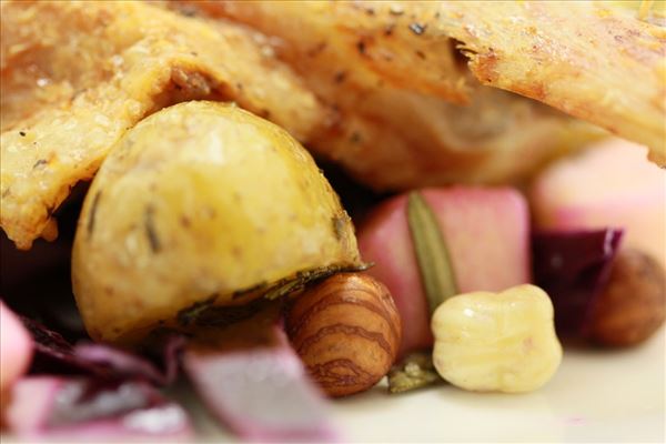 Entenkeule mit Rotkrautsalat und Rosmarin-Kartoffeln