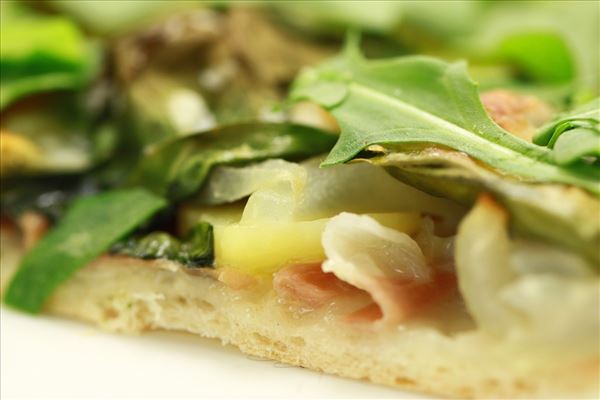 Kartoffelpizza mit Parmaschinken und Rucola