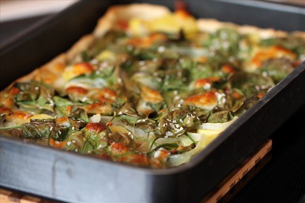 Kartoffelpizza mit Parmaschinken und Rucola