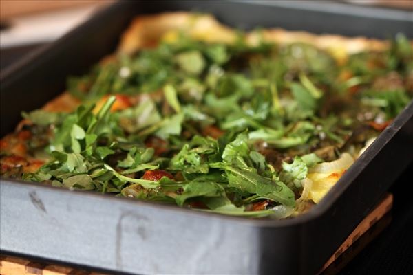 Kartoffelpizza mit Parmaschinken und Rucola