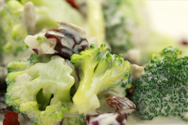 Brokkolisalat mit Sahne und Bacon