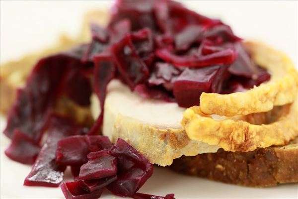 Dänischer Schweinebraten mit selbst gemachtem Rotkohl auf Roggenbrot