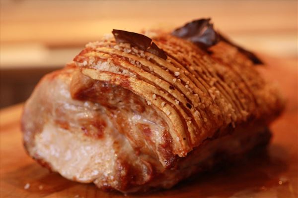 Dänischer Schweinebraten mit selbst gemachtem Rotkohl auf Roggenbrot