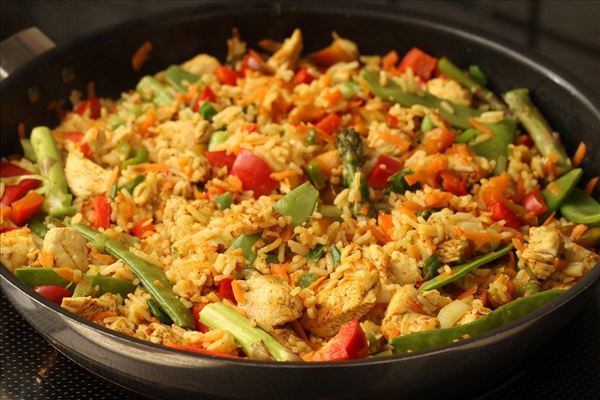 Wok mit Hähnchen und Curry