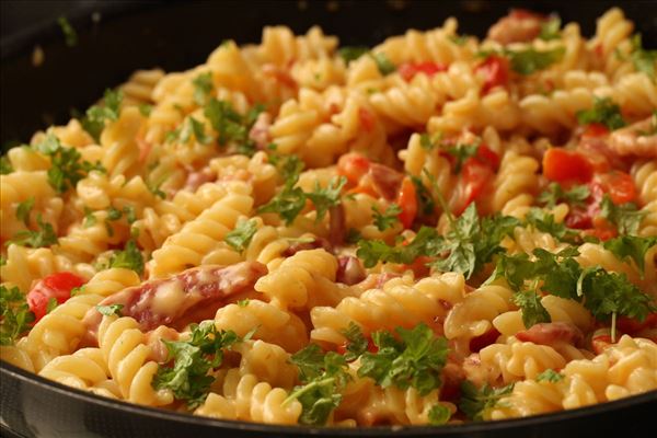 Pasta mit Bacon in Käse-Sahne-Sauce