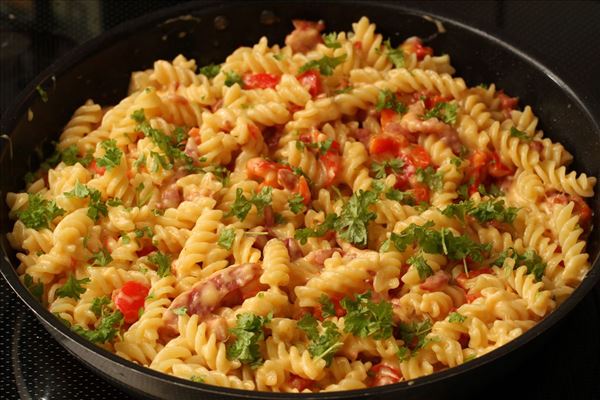 Pasta mit Bacon in Käse-Sahne-Sauce