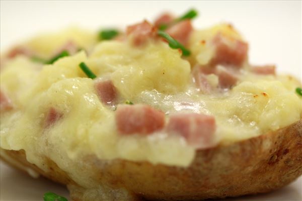 Backkartoffelhälften mit Schinkenfüllung