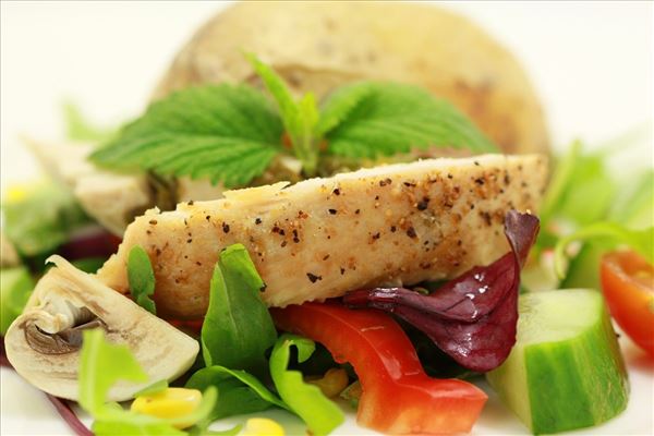 Zitronen-Putenbrust mit Salat und Backkartoffeln