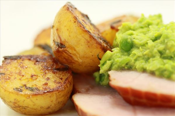 Schinken mit glasierten Kartoffeln und Erbspüree