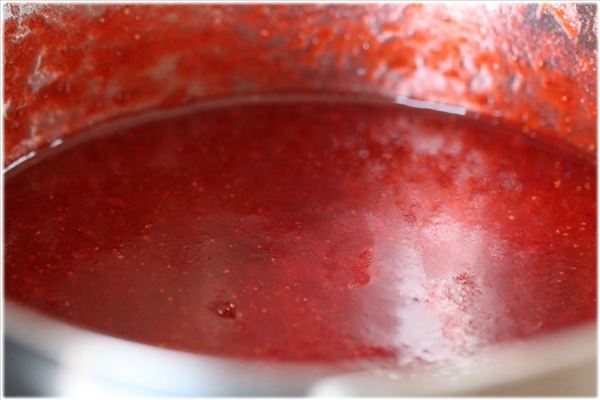 Selbstgemachte Erdbeer-Rhabarber-Marmelade
