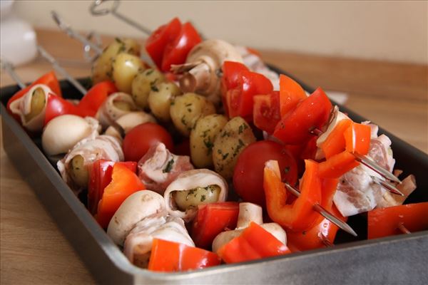 Gegrillter Kartoffelspieß mit Bacon und Champignons