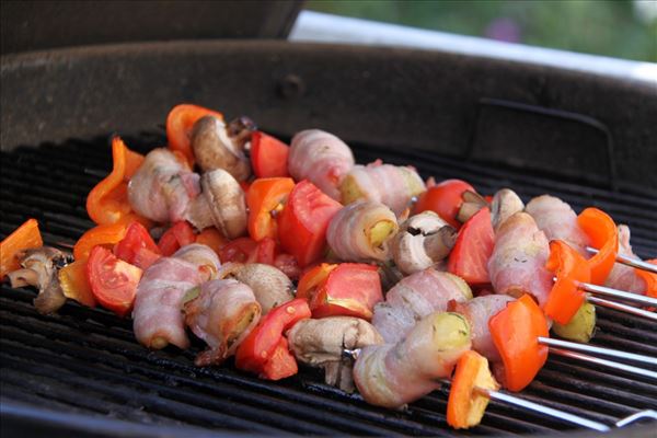 Gegrillter Kartoffelspieß mit Bacon und Champignons