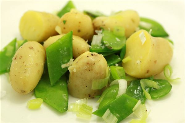 Kartoffelsalat mit Zuckererbsen und Frühlingszwiebeln