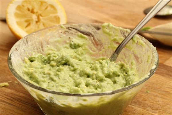 Pastasalat mit Hähnchen und Guacamole