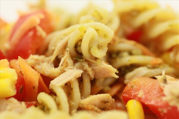 Einfacher Pastasalat mit Thunfisch