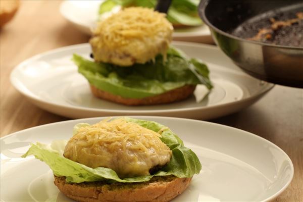 Burger mit Käse und Zwiebel