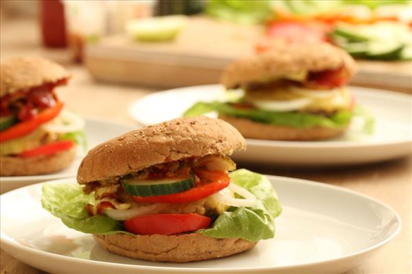 Burger mit Käse und Zwiebel