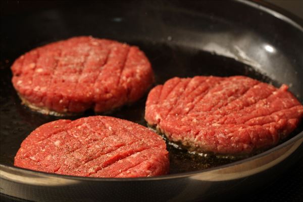 Burger mit Käse und Zwiebel