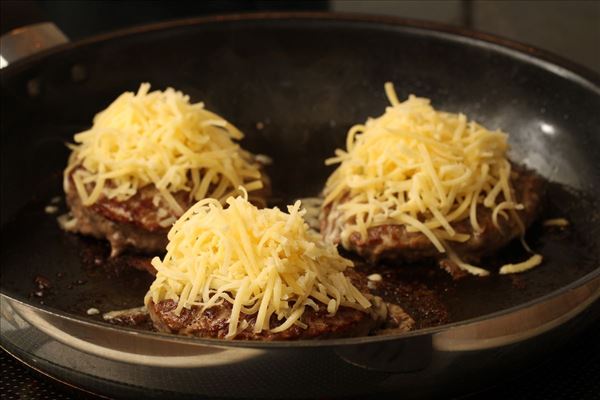 Burger mit Käse und Zwiebel