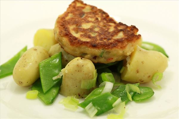 Thailändische Fischfrikadellen mit Kartoffelsalat