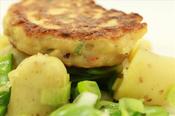 Thailändische Fischfrikadellen mit Kartoffelsalat